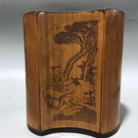 清代：文房四宝用品，紫竹笔筒，名人雕刻，包存完整，收藏的佳品。
规格：15.5cmx13.3cm，重量：363