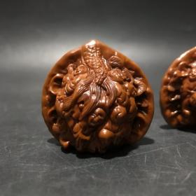 旧藏：文玩【十八罗汉图】雕刻核桃一对
简介：天然核桃一对，雕刻十八罗汉图案，雕工精细，包桨浑厚，品相完好，值得把玩收藏
规格：约4*4.3*3.5cm，重35.4g