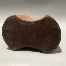 清代：文房四宝用品，紫竹笔筒，名人雕刻，包存完整，收藏的佳品。
规格：15.5cmx13.3cm，重量：363