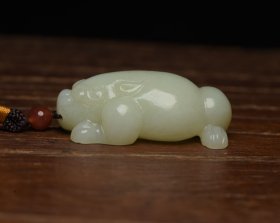 和田玉金蟾 规格: 5.7×3.3×2.1厘米，重 63克。