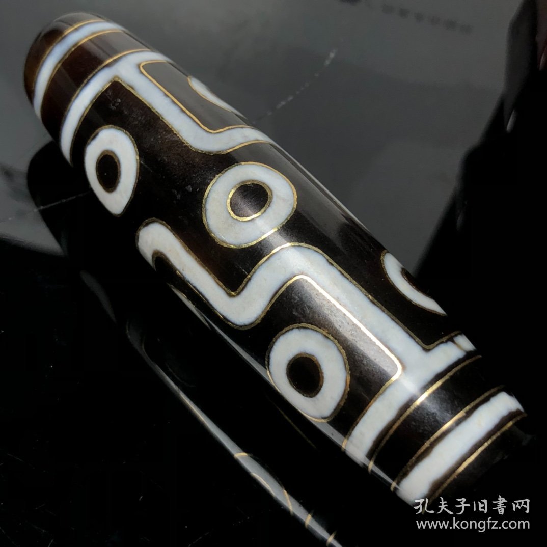 藏区回流老料镶嵌金丝【九眼天珠】
尺寸：91*25毫米 重量87.8克