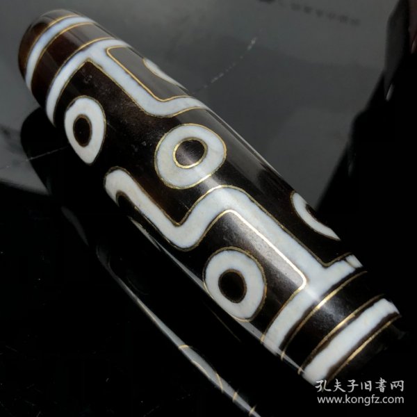 藏区回流老料镶嵌金丝【九眼天珠】
尺寸：91*25毫米 重量87.8克