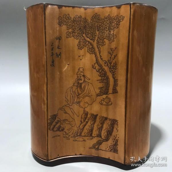 清代：文房四宝用品，紫竹笔筒，名人雕刻，包存完整，收藏的佳品。
规格：15.5cmx13.3cm，重量：363