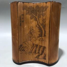 清代：文房四宝用品，紫竹笔筒，名人雕刻，包存完整，收藏的佳品。
规格：15.5cmx13.3cm，重量：363