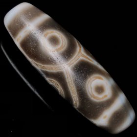 藏区回流老料高油包浆【六眼天珠】
尺寸：50*16*14毫米 重量17.3克