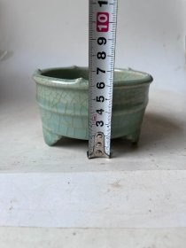 龙泉青瓷三足炉
口径21cm
高度6cm