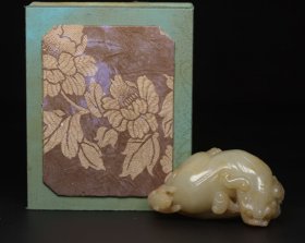 和田玉狮，事事如意 规格: 9.7×5.1×3.9厘米，重 291克。