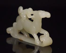 和田玉马上封侯   
规格: 7.0×4.1×1.2厘米，重 39克。