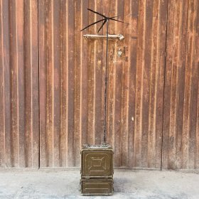 旧藏发报机一台，长34厘米宽11厘米高130厘米