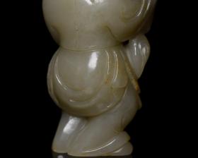 和田玉童子献寿
规格:   13×6.3×4.4厘米   重   408克