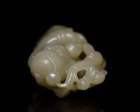 和田玉童子献寿
规格:   13×6.3×4.4厘米   重   408克