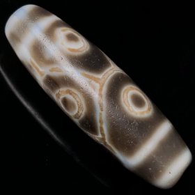 藏区回流老料高油包浆【六眼天珠】
尺寸：50*16*14毫米 重量17.3克