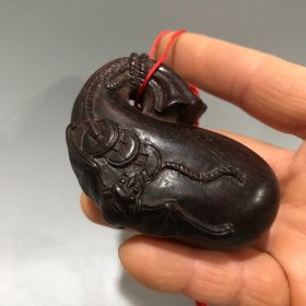 紫檀木雕蝠袋手把件 小叶紫檀木蝠袋把玩挂件
规格:7cmx4.5cm