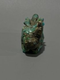 旧藏:老绿松石龙挂件手把件 沁色一流,雕刻生动,包浆厚重,收藏佳品!规格:长8cm 高3.5cm 重量64g