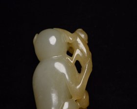 和田玉辈辈封侯 规格: 8.3×3.8×1.9厘米,重 106克