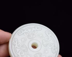 和田玉兽面乳钉璧，规格:5.7×5.7×1厘米，重量:65克