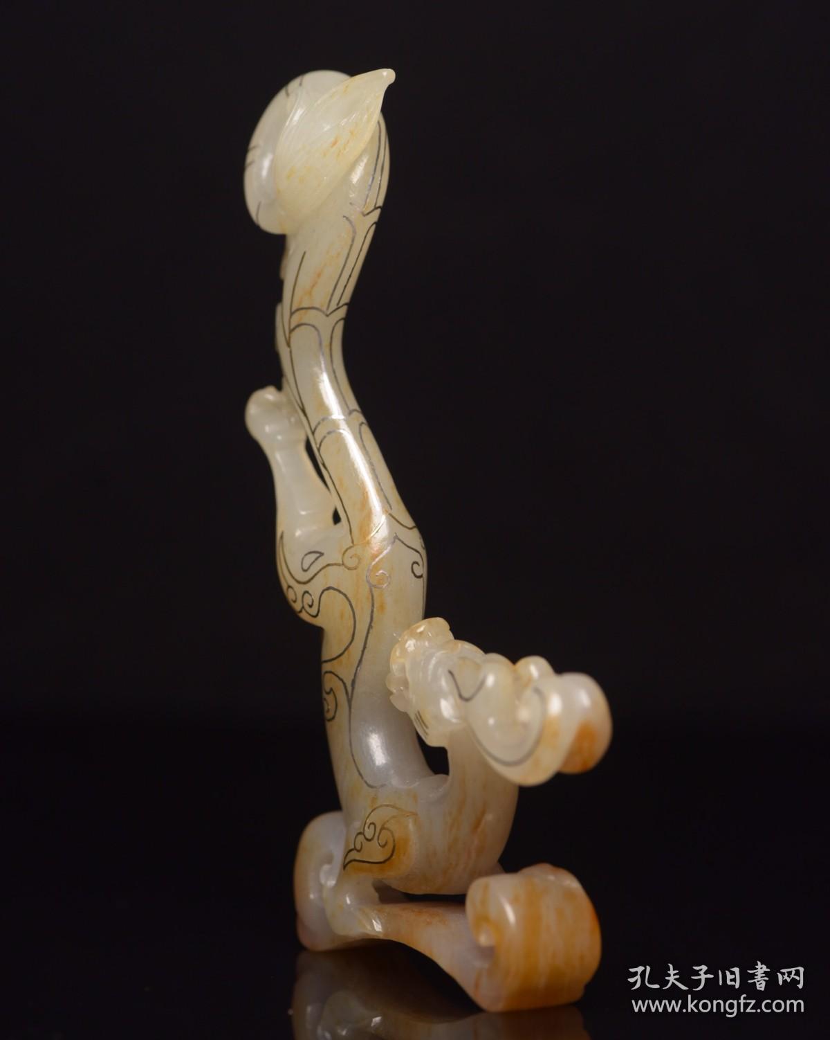 和田玉龙  
规格: 11×5.8×1.3厘米，重 60克。