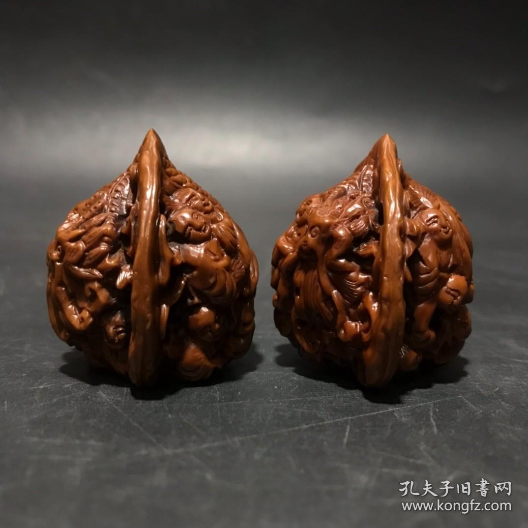 旧藏：文玩【十八罗汉图】雕刻核桃一对
简介：天然核桃一对，雕刻十八罗汉图案，雕工精细，包桨浑厚，品相完好，值得把玩收藏
规格：约4*4.3*3.5cm，重35.4g