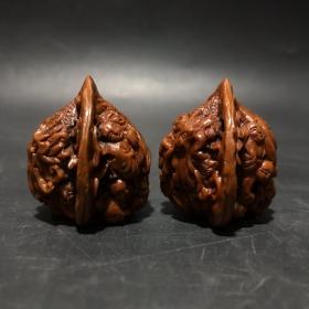 旧藏：文玩【十八罗汉图】雕刻核桃一对
简介：天然核桃一对，雕刻十八罗汉图案，雕工精细，包桨浑厚，品相完好，值得把玩收藏
规格：约4*4.3*3.5cm，重35.4g
