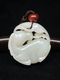 明清 和田玉鹿鹤衔芝吊坠规格：高5.5cm宽5.5cm厚1.7cm重96cm