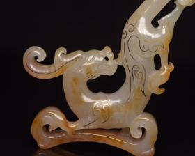 和田玉龙  
规格: 11×5.8×1.3厘米，重 60克。