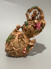 角雕童子葫芦摆件
规格：高10.3cm ，宽6.2cm，重210克