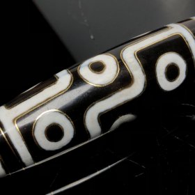 藏区回流老料镶嵌金丝【九眼天珠】
尺寸:91*25毫米 重量87.8克