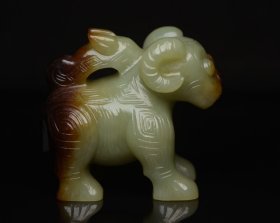 和田玉兽 规格: 6.6×5.7×4.0厘米，重 183克。