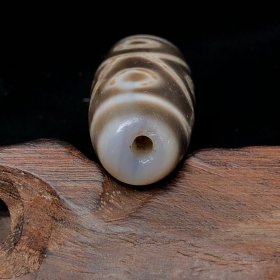 藏区回流老料高油包浆【六眼天珠】
尺寸：50*16*14毫米 重量17.3克