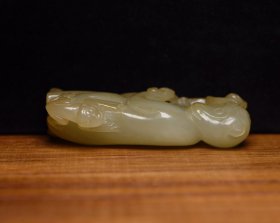 和田玉辈辈封侯 规格: 8.3×3.8×1.9厘米,重 106克