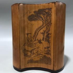 清代：文房四宝用品，紫竹笔筒，名人雕刻，包存完整，收藏的佳品。
规格：15.5cmx13.3cm，重量：363