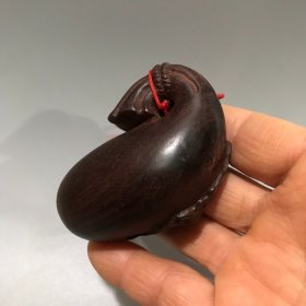 紫檀木雕蝠袋手把件 小叶紫檀木蝠袋把玩挂件
规格:7cmx4.5cm