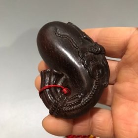 紫檀木雕蝠袋手把件 小叶紫檀木蝠袋把玩挂件
规格:7cmx4.5cm
