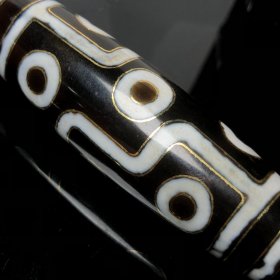 藏区回流老料镶嵌金丝【九眼天珠】
尺寸:91*25毫米 重量87.8克