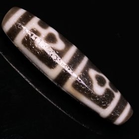 【菩提四眼天珠】 尺寸：50*14*10毫米 重量11.2克