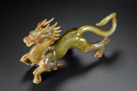 旧藏，和田玉，
名称：玉龙，
尺寸：长21宽5高15.5厘米，
重量：总重659克。