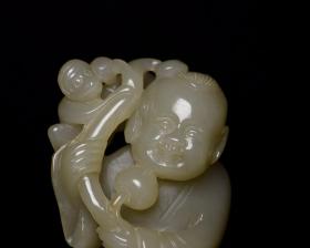 和田玉童子献寿
规格:   13×6.3×4.4厘米   重   408克