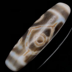 藏区回流老料高油包浆【六眼天珠】
尺寸：50*16*14毫米 重量17.3克