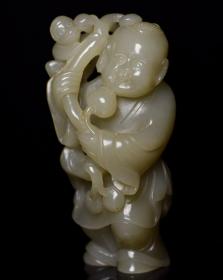 和田玉童子献寿
规格:   13×6.3×4.4厘米   重   408克
