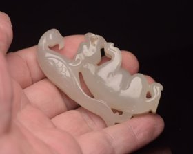 和田玉英雄 规格: 6.3×3.9×1.3厘米,重 39克。