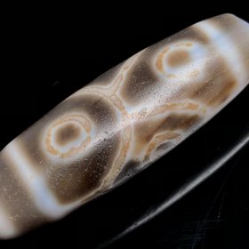 藏区回流老料高油包浆【六眼天珠】
尺寸：50*16*14毫米 重量17.3克