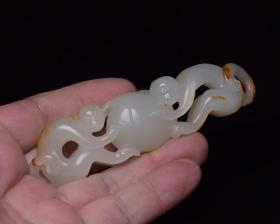 和田玉灵猴献寿
规格:   10×2.6×1.7厘米   重   62克。