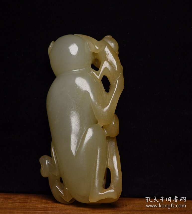 点击查看原图 和田玉辈辈封侯 规格: 8.3×3.8×1.9厘米,重 106克