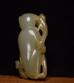 和田玉辈辈封侯 规格: 8.3×3.8×1.9厘米,重 106克