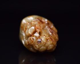 和田玉炉顶
规格:   4.2×4.0×3.6厘米   重   68克