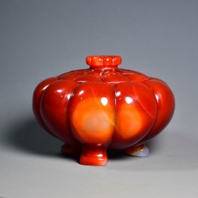 珍藏红玛瑙南瓜食盒
整料雕刻，色泽艳丽，品相极佳
高10cm，宽13cm，重690克