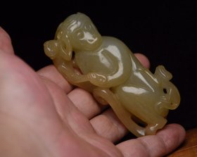 和田玉辈辈封侯 规格: 8.3×3.8×1.9厘米,重 106克