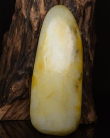 和田玉弥勒佛 规格: 13.6×5.3×2.8厘米，重 387克。
