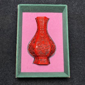宫廷御用精品收藏盒内珍藏刻工剔红漆器花瓶 花瓶尺寸：长宽高14/13/24.2厘米 盒子尺寸：长宽高34/24/18厘米