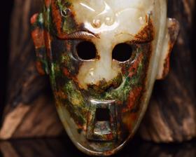 和田玉面谱
规格:   12×7.7×2.7厘米   重   201克。